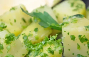Kartoffeln mit Petersilie und einer köstlichen Schnittlauchsauce