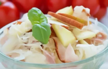 Klassischer Sauerkraut-Salat mit Speck und Apfel
