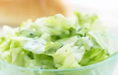 Knackiger Blattsalat mit cremigem Käsedressing