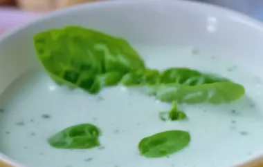 Köstliche Buttermilchsuppe mit frischen Früchten und knusprigem Gebäck