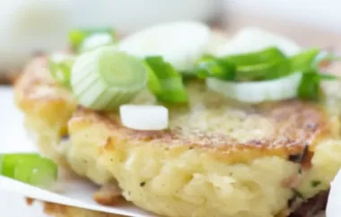 Köstliche Kartoffelpuffer mit geschmolzenem Käse