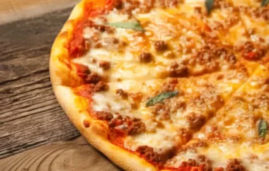 Köstliche Pizza mit würziger Fleischsauce