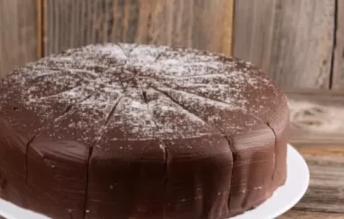 Köstliche Schokoladentorte mit saftigem Schokoladenboden und zarter Schokoladencreme