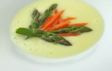 Köstliche Spargel-Lachssuppe mit frischem Gemüse und zartem Lachs