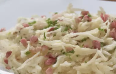 Köstlicher deutscher Krautsalat mit knusprigem Speck