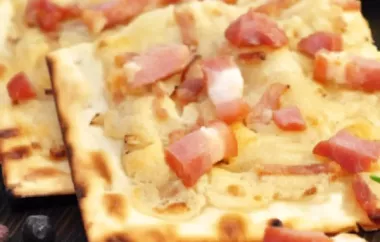 Köstlicher Flammkuchen mit knusprigem Speck