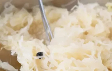 Köstliches Sauerkraut mit würzigen Bratwürsten