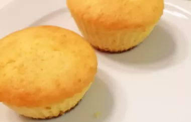 Leckere gefüllte Muffins mit Frischkäse und Beeren