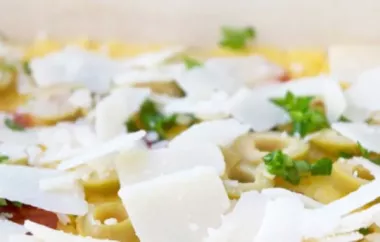 Leckere Polentaschnitten mit frischem Gemüse und würzigem Käse überbacken