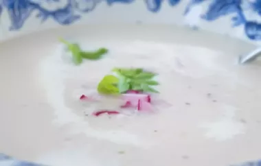 Leckere Radieschensuppe mit Kartoffeln und frischem Dill