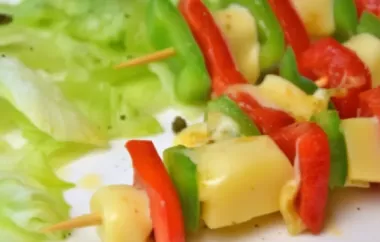 Leckere und bunte Gemüsespieße mit würzigem Käse