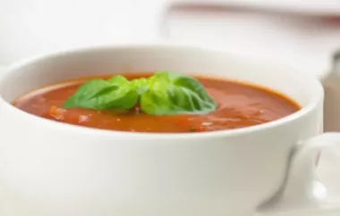 Leckere und herzhafte Tomatensuppe mit frischen Zutaten