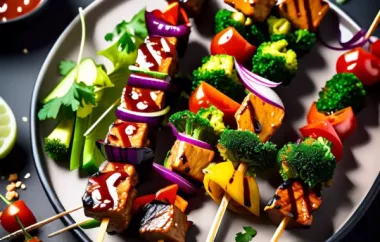 Leckere vegan-vegetarische Seitan-Spieße mit mariniertem Gemüse und einer würzigen Soße