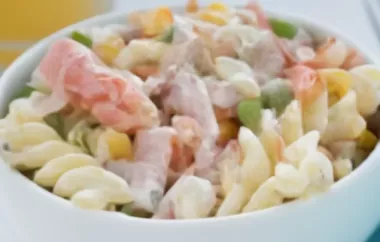 Leckerer Nudelsalat mit Gemüse, Schinken und Mayonnaise