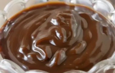 Leckerer Pudding mit Schokolade und Karamell