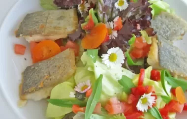 Leckerer Salat mit knusprig gebratenem Fischfilet