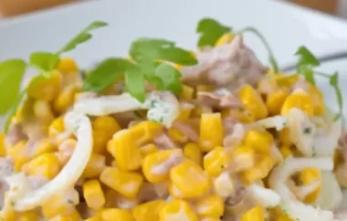 Leckerer Thunfischsalat mit frischem Gemüse und Mais