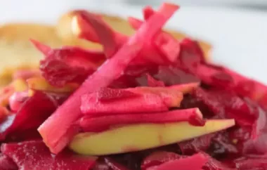 Leckerer und gesunder Roter Rüben Salat mit knackigen Äpfeln