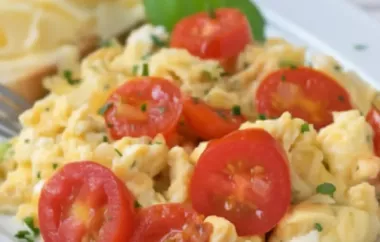 Leckeres Frühstücksgericht: Eierspeise mit frischen Tomaten