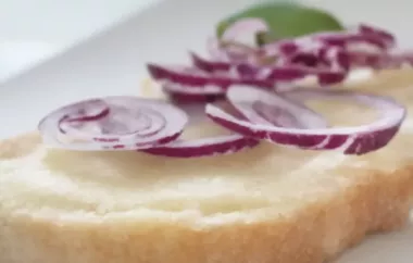 Leckeres Käsebrot mit einer knusprigen, goldbraunen Kruste und einer herzhaften Schinkenfüllung