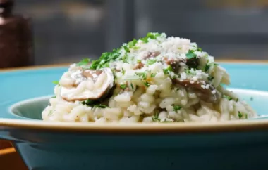 Leckeres Pilzrisotto mit einer Vielzahl von frischen Kräutern und würzigen Gewürzen