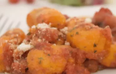 Leckeres Rezept für selbstgemachte Gnocchi in einer köstlichen Tomatensauce