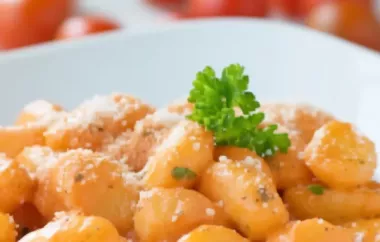 Leckeres Rezept für selbstgemachte Gnocchi mit würziger Tomatensauce