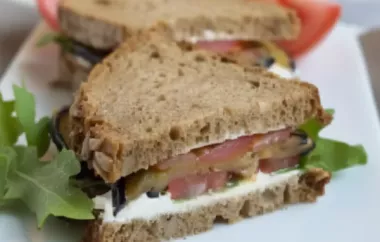 Leckeres Sandwich mit würzigem Schafskäse und mediterranem Gemüse