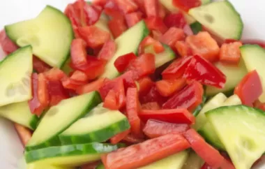 Leichter und frischer gegrillter Salat mit saftigen Paprika und knackigen Gurken