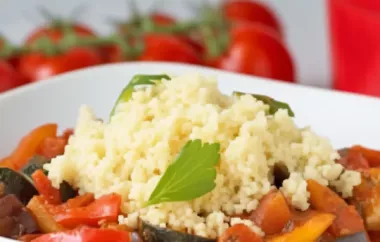 Orientisches vegetarisches Gericht mit bunter Gemüseauswahl und köstlichem Couscous