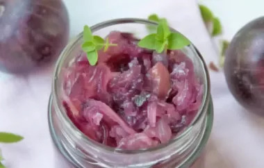 Rotes Zwiebelgemüse mit Honig und Rosmarin