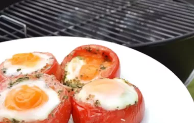 Saftige Tomaten gefüllt mit einer köstlichen Mischung aus Quinoa, Gemüse und Feta, perfekt als Beilage oder Hauptgericht.