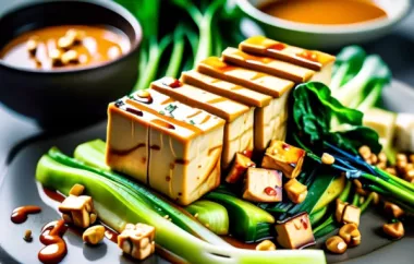 Saftiger Tofu mit würziger Erdnusssauce und knusprigem Gemüse