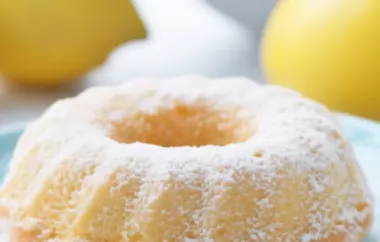 Saftiger Zitronenkuchen mit frischem Zitronenguss