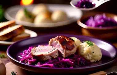 Saftiges Schweinefilet mit würzigem Rotkraut und hausgemachten Semmelknödeln