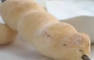 Schinken-Käse-Stockbrot: Ein herzhaftes Stockbrot mit Schinken und Käse gefüllt