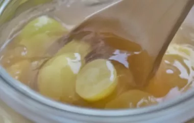 Selbstgemachte Weintraubenmarmelade mit frischen Weintrauben