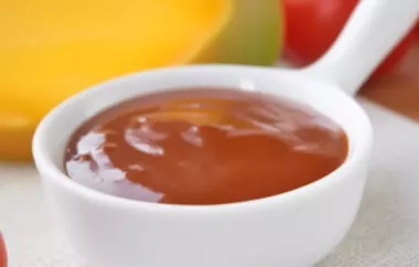 Selbstgemachtes Tomatenketchup mit fruchtiger Mango verfeinert