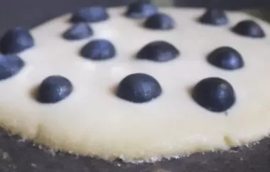 So gelingen fluffige Blaubeer-Pancakes mit Ahornsirup!