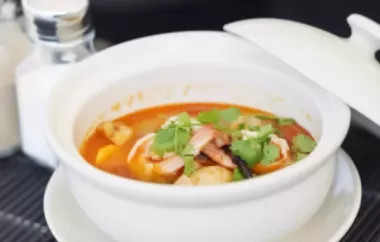 Tom Yam Khung - Ein würziges und erfrischendes thailändisches Suppenrezept mit Garnelen und exotischen Gewürzen.