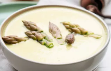 Zarte Spargelsuppe mit frischem grünem Spargel