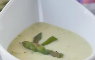 Zarter Spargel trifft auf edlen Safran in dieser köstlichen Suppe