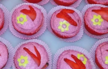 Zubereitung von leckeren Erdbeer-Cupcakes mit fruchtigem Frosting
