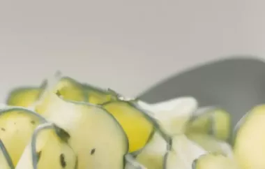 Zucchini-Gurkensalat mit Joghurtdressing
