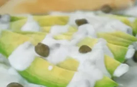 Avocados mit leckerer Kapernsauce