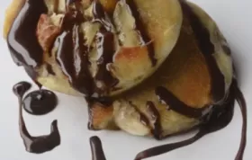 Bananen-Pancakes mit cremiger Schokoladensauce