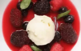 Beeren-Eistorte mit Schokoladenboden