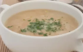 Brotsuppe mit Gemüse - Ein herzhaftes Gericht für kalte Tage