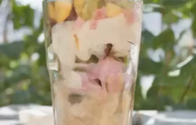 Buntes Schichtdessert mit verschiedenen Eissorten