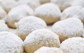 Butterbällchen - Einfach zubereitete, zarte Plätzchen mit einem Hauch von Vanille und einer Schicht Schokoladenglasur